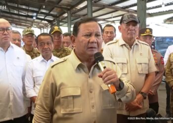 Presiden sedang berbicara tentang kerugian negara yang mencapai Rp300 Triliun akibat korupsi tambang ilegal. Menteri Energi dan Sumber Daya Mineral Bahlil Lahadalia terlihat mencolek paha Menteri Investasi yang juga CEO Danantara, Rosan Roeslani. FOTO/Set Pres. Ⓒ Hak cipta foto di atas dikembalikan sesungguhnya kepada pemilik foto
