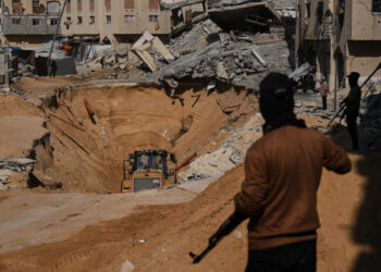 Anggota kelompok militan Hamas mencari jenazah sandera Israel di bawah tanah di antara reruntuhan bangunan di Khan Younis, Jalur Gaza selatan, Minggu, 19 Oktober 2025. FOTO/AP/Abdel Kareem Hana. Ⓒ Hak cipta foto di atas dikembalikan sesungguhnya kepada pemilik foto