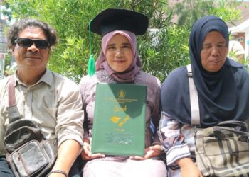 Doa Ayah-Ibu Tunanetra Antar Armaya Rosa Raih Gelar Sarjana di UIN Ar-Raniry