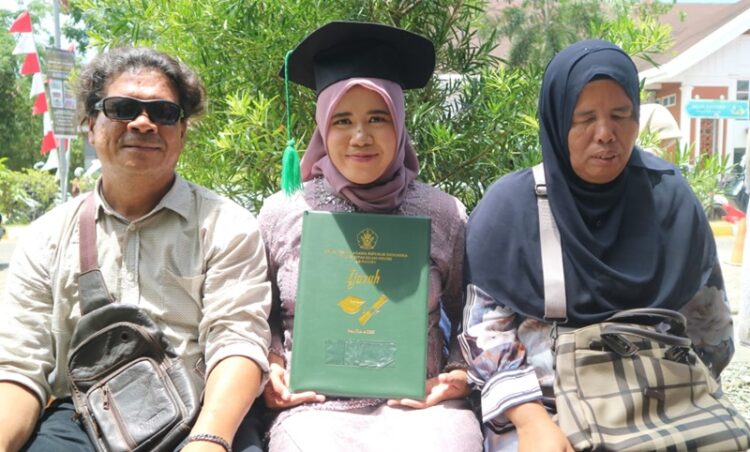 Doa Ayah-Ibu Tunanetra Antar Armaya Rosa Raih Gelar Sarjana di UIN Ar-Raniry