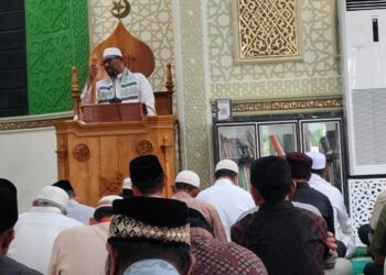 Jamaah mendengarkan khutbah Jumat yang disampaikan Dr. Tgk. Tarmizi Daud, M.Ag di Masjid Babul Maghfirah, Aceh Besar