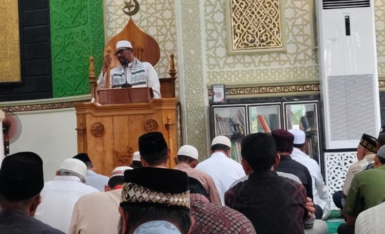 Jamaah mendengarkan khutbah Jumat yang disampaikan Dr. Tgk. Tarmizi Daud, M.Ag di Masjid Babul Maghfirah, Aceh Besar