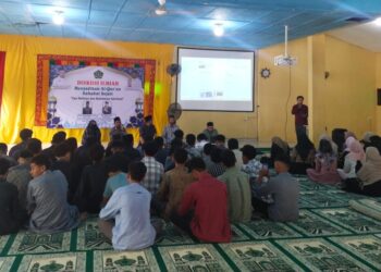 Para siswa MAN 2 Banda Aceh antusias mengikuti Diskusi Ilmiah bertema “Menjadikan Al-Qur’an Sahabat Sejati” bersama dua narasumber inspiratif, Ust. Munawir Darwis dan Ust. Alvin, Sabtu (4/10/2025)