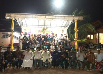 Panitia Festival Anak Saleh ke-2 bersama perangkat gampong, tokoh masyarakat, dan Sekcam Peukan Bada berfoto bersama usai penutupan acara di Gampong Paya Tieng