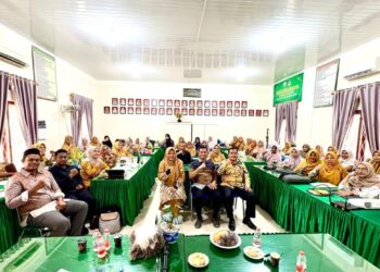 Jhon Abdi, S. Pd., M. Pd. saat memberikan materi dalam Workshop Deep Learning di SMAN 1 Peukan Bada, Kamis (9/10/2025), yang diikuti seluruh dewan guru dengan penuh antusias