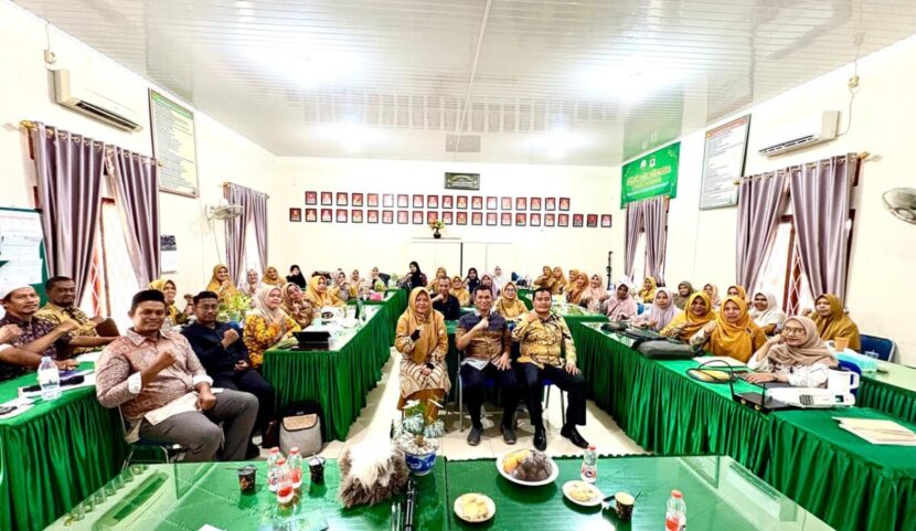 Jhon Abdi, S. Pd., M. Pd. saat memberikan materi dalam Workshop Deep Learning di SMAN 1 Peukan Bada, Kamis (9/10/2025), yang diikuti seluruh dewan guru dengan penuh antusias