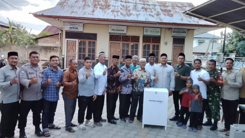 Ketua P2K Gampong Tanjong Seulamat, Syamsul Bahri Ys, mengumumkan hasil penghitungan suara Pilchiksung 2025 yang dimenangkan oleh Fadhli H. Nurdin dan melakukan sesi foto bersama di halaman Masjid Babul Maghfirah setempat, Minggu (12/10/2025)