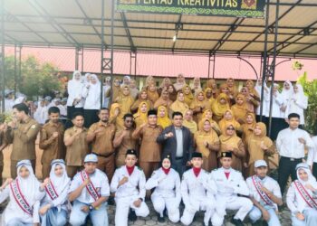 Wakil Rektor IV Universitas Serambi Mekkah, Dr. Jalaluddin, S.Pd., M.Pd., berfoto bersama Kepala SMAN 1 Peukan Bada Hj. Nurwani, S.Pd., M.Pd., para guru, dan siswa usai pelaksanaan upacara bendera, Senin (13/10/2025)