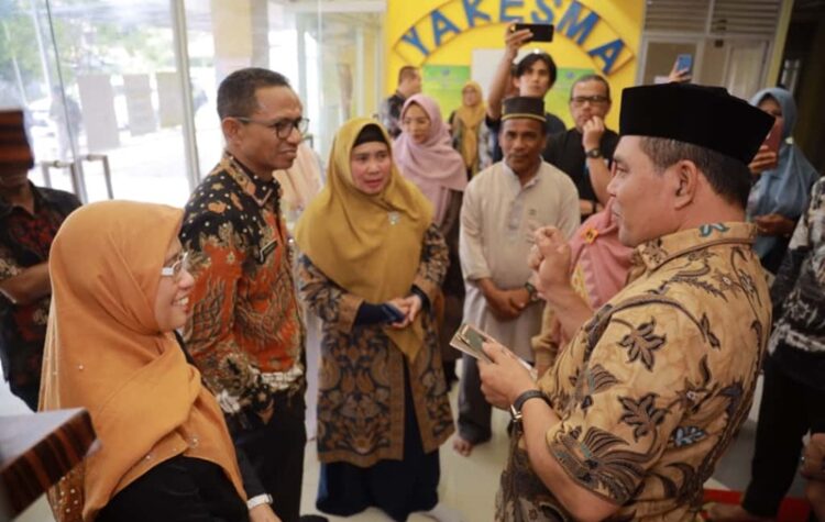 Bupati Aceh Besar, H Muharram Idris atau yang dikenal sebagai Syech Muharram, menghadiri pembukaan Visitasi Lapangan Lomba Perpustakaan Masyarakat Tingkat Nasional Tahun 2025 di Taman Bacaan Masyarakat (TBM) Ar-Rasyid Lambateung, Kajhu, Kecamatan Baitussalam pada Kamis (16/10/2025). FOTO/Net. Ⓒ Hak cipta foto di atas dikembalikan sesungguhnya kepada pemilik foto