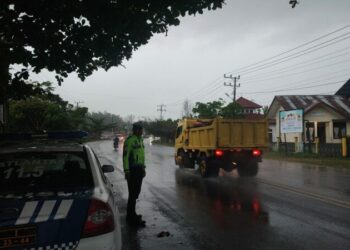 Satlantas Polres Aceh Jaya Imbau Pengguna Jalan Waspadai Hujan Lebat dan Genangan Air