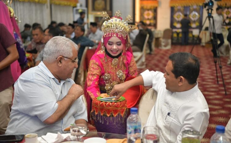 Wakil Gubernur (Wagub) Aceh, Fadhlullah, menyambut para tamu kehormatan dari Bahrain dan Uni Emirat Arab (UEA) dalam acara Jamuan Makan Malam Pemerintah Aceh, Sabtu malam, 25 Oktober 2025, di Meuligoe Gubernur Aceh, Banda Aceh. FOTO/Net. Ⓒ Hak cipta foto di atas dikembalikan sesungguhnya kepada pemilik foto