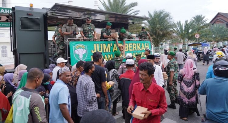 Kodam Iskandar Muda Bagikan 405 Paket Makanan Gratis untuk Warga