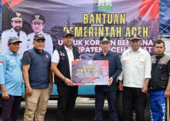 Mualem Salurkan Bantuan Masa Panik untuk Korban Banjir Aceh Barat
