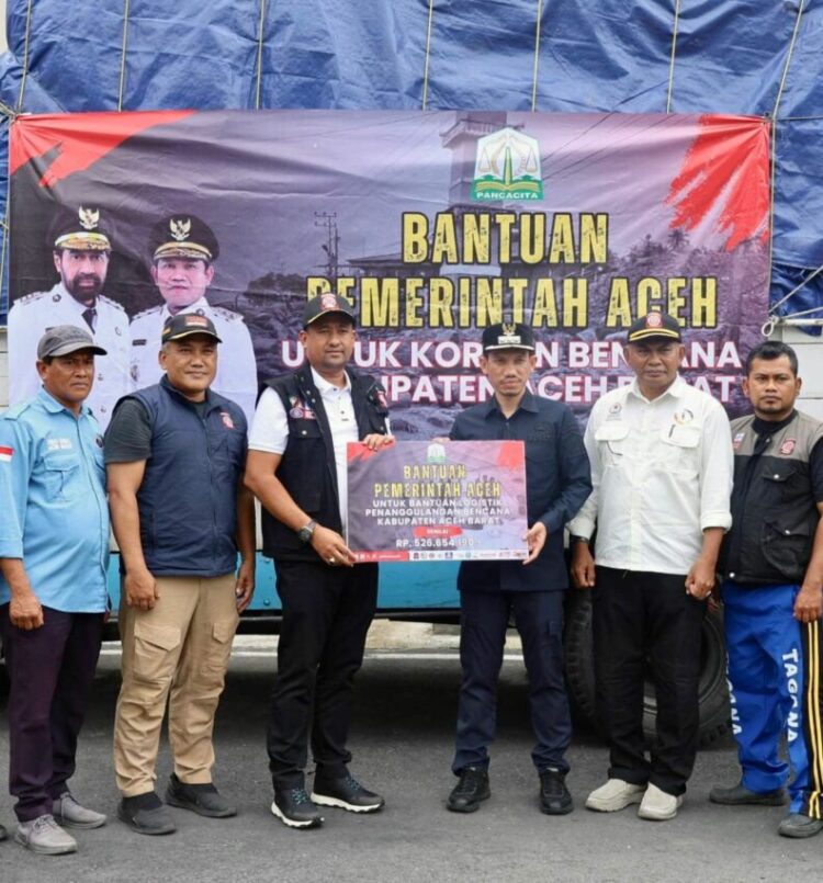 Mualem Salurkan Bantuan Masa Panik untuk Korban Banjir Aceh Barat