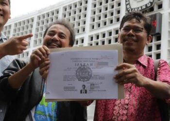 Pengamat Kebijakan Publik, Bonatua Silalahi menerima salinan fotokopi ijazah Presiden ke-7 Indonesia, Joko Widodo (Jokowi) dari Komisi Pemilihan Umum (KPU) RI pada Jumat (24/10/2025). FOTO/Net. Ⓒ Hak cipta foto di atas dikembalikan sesungguhnya kepada pemilik foto