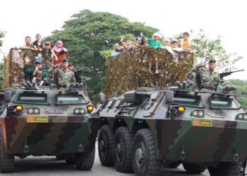 Ribuan Warga Banda Aceh Saksikan Pertunjukan HUT ke-80 TNI di Blang Padang