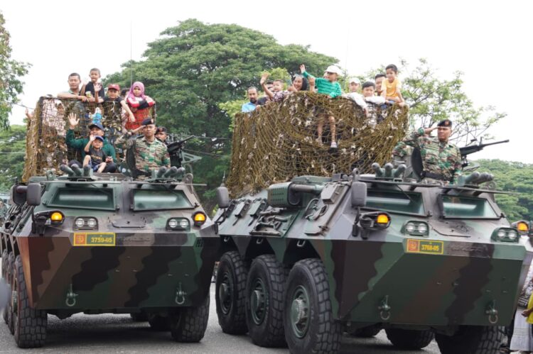 Ribuan Warga Banda Aceh Saksikan Pertunjukan HUT ke-80 TNI di Blang Padang