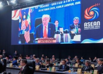 Pada pagi hari waktu setempat, 26 Oktober 2025, Presiden Amerika Serikat Donald Trump tiba di Kuala Lumpur, Malaysia, untuk memulai kunjungan resmi perdananya sekaligus menghadiri KTT ASEAN ke-47. FOTO/Net. Ⓒ Hak cipta foto di atas dikembalikan sesungguhnya kepada pemilik foto
