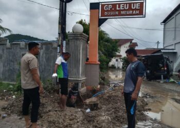 Tim Teknik Perusahaan Daerah Air Minum (PDAM) Tirta Mountala Aceh Besar langsung menangani kebocoran pipa distribusi. FOTO/Net. Ⓒ Hak cipta foto di atas dikembalikan sesungguhnya kepada pemilik foto