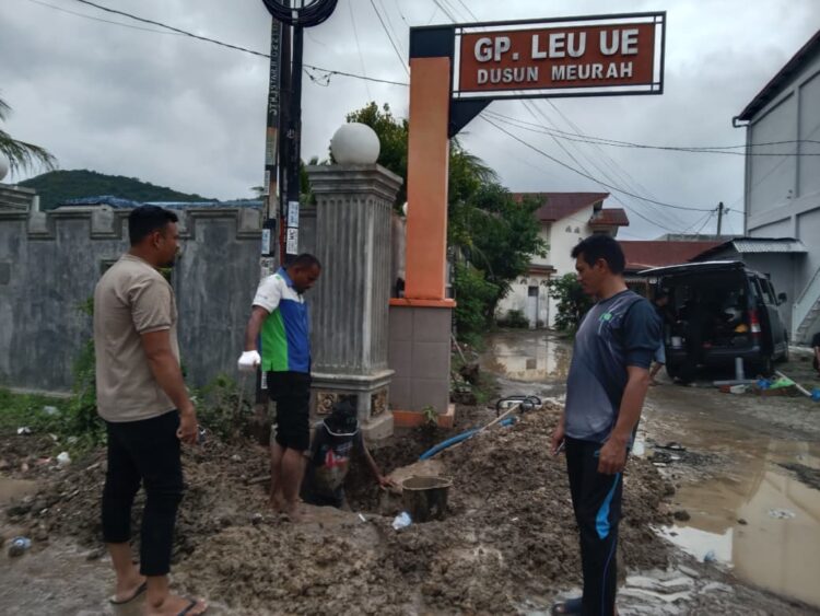 Tim Teknik Perusahaan Daerah Air Minum (PDAM) Tirta Mountala Aceh Besar langsung menangani kebocoran pipa distribusi. FOTO/Net. Ⓒ Hak cipta foto di atas dikembalikan sesungguhnya kepada pemilik foto