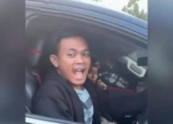 Pengemudi Pajero Sirene Tot Tot Wuk Wuk yang berada pada gambar di atas telah ditangkap pihak berwajib, ternyata pakai pelat palsu. FOTO/Net. Ⓒ Hak cipta foto di atas dikembalikan sesungguhnya kepada pemilik foto