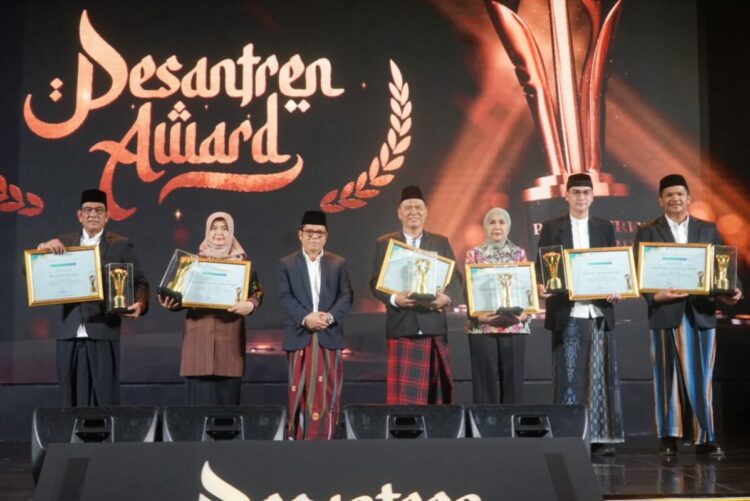 Mualem Raih Penghargaan Kepala Daerah Peduli Pesantren