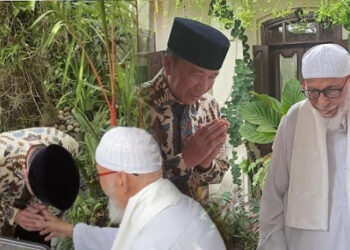 Jokowi Dituding Bohong: Eks BIN Sebut Ada Rekayasa, Abu Bakar Ba'asyir ke Solo Dibuat Menunggu 3 Jam