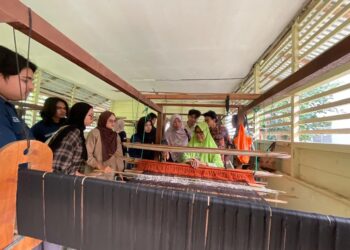 Mahasiswa SKI UIN Ar-Raniry Belajar Tenun Songket Aceh di Lambiheu Siem