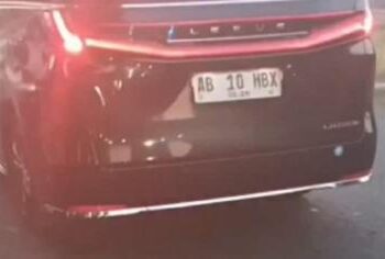 Viral! Mobil Sri Sultan HB X Disalip Rombongan Tot Tot Wuk Wuk saat Antre di Lampu Merah