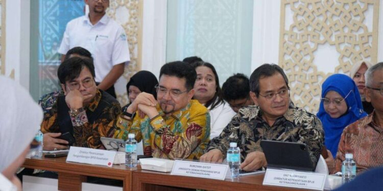 Ketua Tim Kunjungan Kerja Komisi IX DPR RI, Putih Sari, bersama jajaran BPJS Kesehatan dan Pemerintah Aceh membahas penguatan layanan kesehatan dan ketenagakerjaan di Aceh