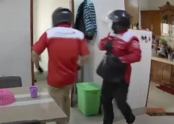 Kasus pencurian dengan modus penyamaran teknisi kembali bikin geger warga Bekasi. Dua pria berseragam merah mirip teknisi internet terekam CCTV saat masuk ke rumah warga di kawasan Pondok Gede, Kota Bekasi, Minggu (9/11/2025). FOTO/Net. Ⓒ Hak cipta foto di atas dikembalikan sesungguhnya kepada pemilik foto