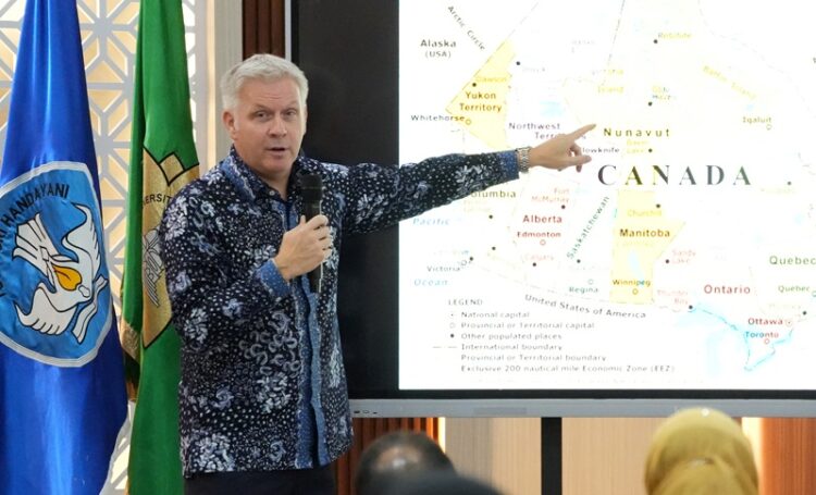 Duta Besar (Dubes) Kanada untuk Indonesia, H.E. Jess Dutton, memberikan kuliah umum di Universitas Syiah Kuala (USK) Banda Aceh dengan topik hubungan bilateral Indonesia–Kanada yang menyoroti peluang kerja sama di bidang pendidikan dan inovasi. Kegiatan yang berlangsung di Ruang VIP AAC Dayan Dawood, Kamis, 6 November 2025, dibuka oleh Wakil Rektor Bidang Akademik USK, Prof. Agussabti. FOTO/Net. Ⓒ Hak cipta foto di atas dikembalikan sesungguhnya kepada pemilik foto