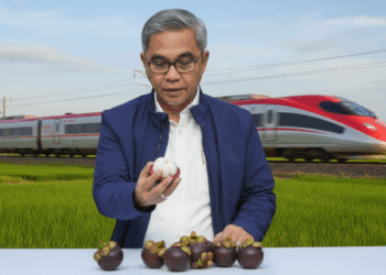 Ketua KPK Setyo Budiyanto sedang memegang buah manggis. Ilustrasi terkait kasus Kereta Cepat Whoosh yang dibangun di era Pemerintahan Joko Widodo alias Jokowi. FOTO/Net. Ⓒ Hak cipta foto di atas dikembalikan sesungguhnya kepada pemilik foto