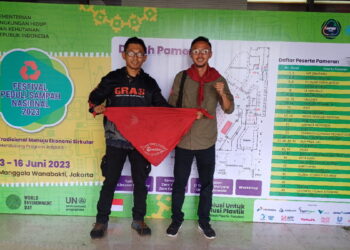 Perwakilan Perhimpunan Generasi Rimba Alam Semesta (GRAS) dan Mapala Genetika FP UISU Medan berfoto bersama saat menghadiri Festival Peduli Sampah Nasional (FPSN) 2023 yang diselenggarakan oleh Kementerian Lingkungan Hidup dan Kehutanan (KLHK) di Gedung Manggala Wanabakti, Jakarta, 13-16 Juni 2023. FOTO/Dok. Gras. Ⓒ Hak cipta foto di atas dikembalikan sesungguhnya kepada pemilik foto