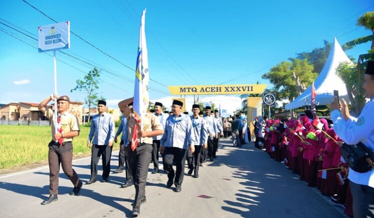 Kafilah Aceh Besar Meriahkan Pawai Ta’aruf MTQ di Pidie Jaya