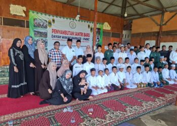 Ketua Umum YWBIC Prof. Dr. Sofyan A. Gani, M.A. bersama pengurus dan santri Dayah Wakaf Barbate dan keluarga Ibu Maslaila saat kenduri aqiqah Muhammad Akmal Faisal, Minggu (1/11/2025). FOTO/HAI/Hamdani. Ⓒ Hak cipta foto di atas dikembalikan sesungguhnya kepada pemilik foto