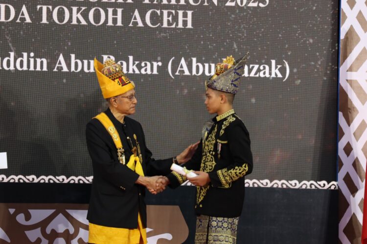 Wali Nanggroe Anugerahkan Gelar Perkasa Alam kepada Abu Razak