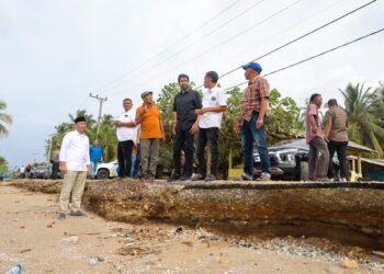 Mualem Tinjau Abrasi Parah di Lhok Puuk Aceh Utara: Kondisi Darurat, 38 Rumah Hilang Tanpa Jejak