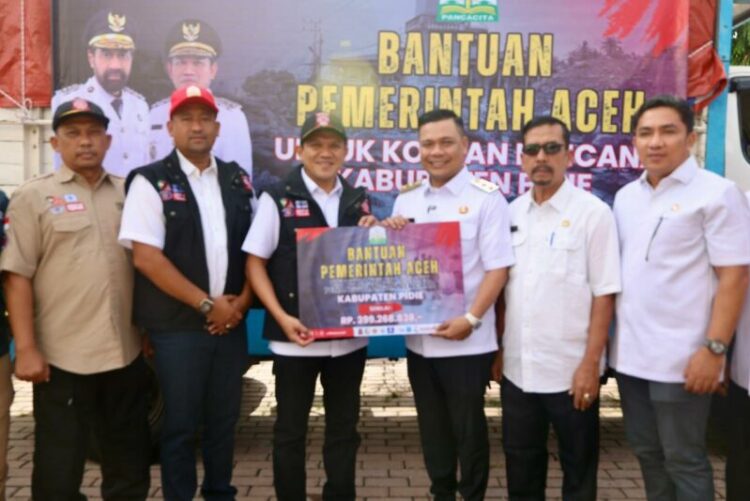 Wagub Aceh Salurkan Bantuan Logistik Darurat Bencana untuk Pidie dan Bireuen