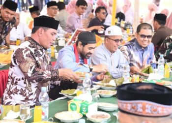 Mualem dan Ribuan Warga Aceh Besar Santap Hidangan Maulid Akbar di Kota Jantho