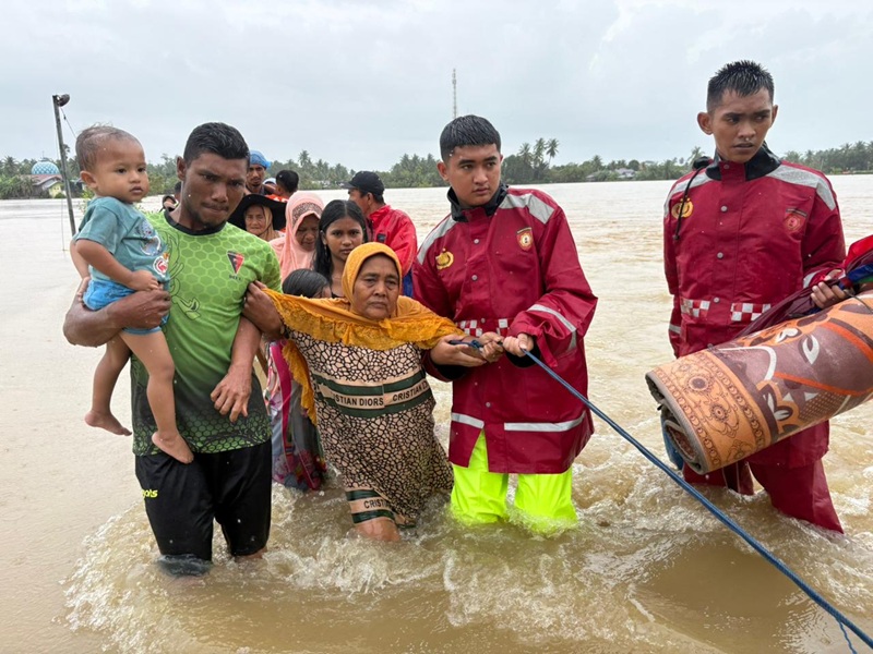 Polda Aceh Kerahkan Personel Bantu Korban Banjir, Imbau Warga Tetap Waspada