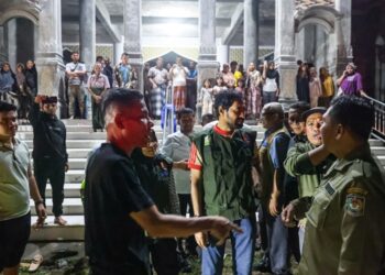 Mualem Tinjau Desa Blang Awee yang Porak-Poranda Dihantam Banjir Bandang di Pidie Jaya