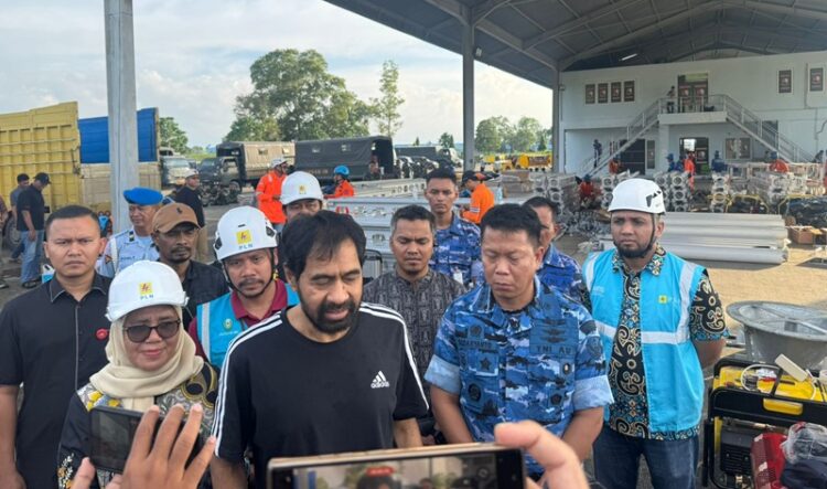 Mualem Tinjau Material Tower Pengganti yang Tiba di Aceh
