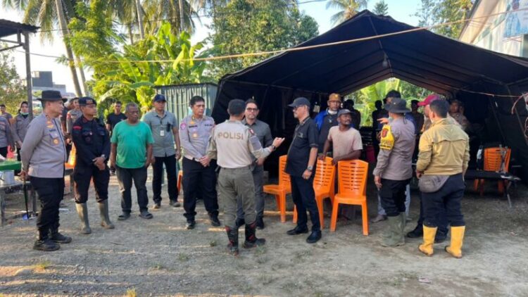 Kapolda Aceh dan Nasir Djamil Tinjau Posko Layanan Kesehatan Gratis Biddokkes di Pidie Jaya