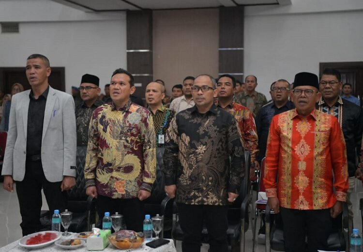 Wakil Gubernur Aceh Fadhlullah, membuka secara resmi Rapat Koordinasi Telaah Sejawat Eksternal (TSE) di lingkungan Aparat Pengawasan Internal Pemerintah (APIP) se-Aceh, Senin, 10 November 2025. FOTO/Net. Ⓒ Hak cipta foto di atas dikembalikan sesungguhnya kepada pemilik foto