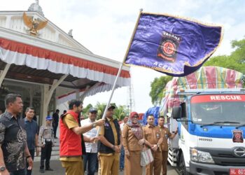 Mualem Salurkan Bantuan Kesiapsiagaan Bencana ke 10 Kabupaten