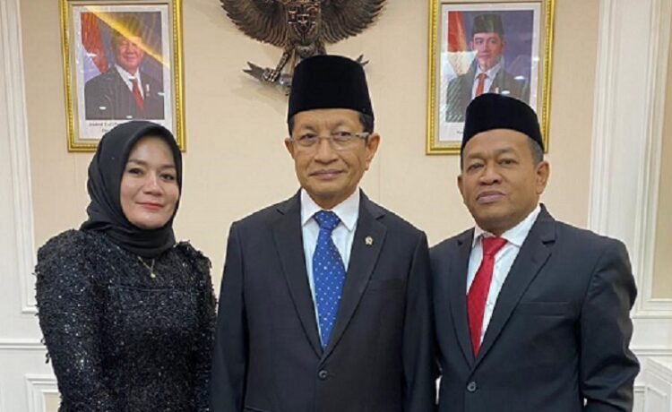 Hilmi setelah dilantik jadi Kepala Biro AUPK UIN Ar-Raniry berfoto bersama dengan Menteri Agama, Nazaruddin Umar. FOTO/Net. Ⓒ Hak cipta foto di atas dikembalikan sesungguhnya kepada pemilik foto
