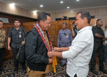 Wakil Gubernur Aceh, H. Fadhlullah, menyambut kedatangan Menteri Dalam Negeri Republik Indonesia, Muhammad Tito Karnavian, di Bandara Internasional Sultan Iskandar Muda (SIM), Aceh Besar, Selasa, 11 November 2025. FOTO/Net. Ⓒ Hak cipta foto di atas dikembalikan sesungguhnya kepada pemilik foto