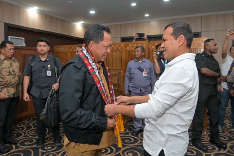 Wakil Gubernur Aceh, H. Fadhlullah, menyambut kedatangan Menteri Dalam Negeri Republik Indonesia, Muhammad Tito Karnavian, di Bandara Internasional Sultan Iskandar Muda (SIM), Aceh Besar, Selasa, 11 November 2025. FOTO/Net. Ⓒ Hak cipta foto di atas dikembalikan sesungguhnya kepada pemilik foto