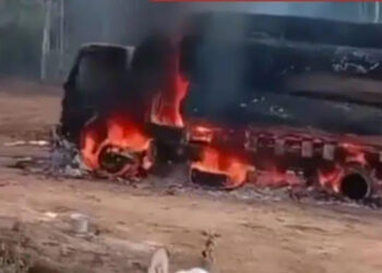 Viral! Massa Emosi Bakar Truk Pengangkut Kayu yang Disebut Jadi Sumber Banjir